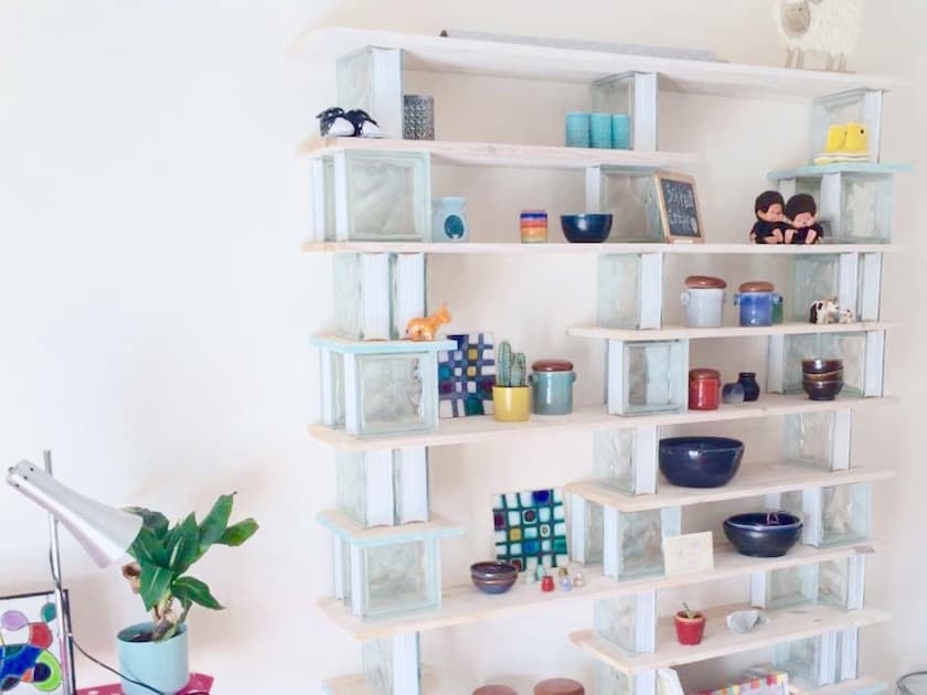 DIY bibliothèque en bois et brique de verre