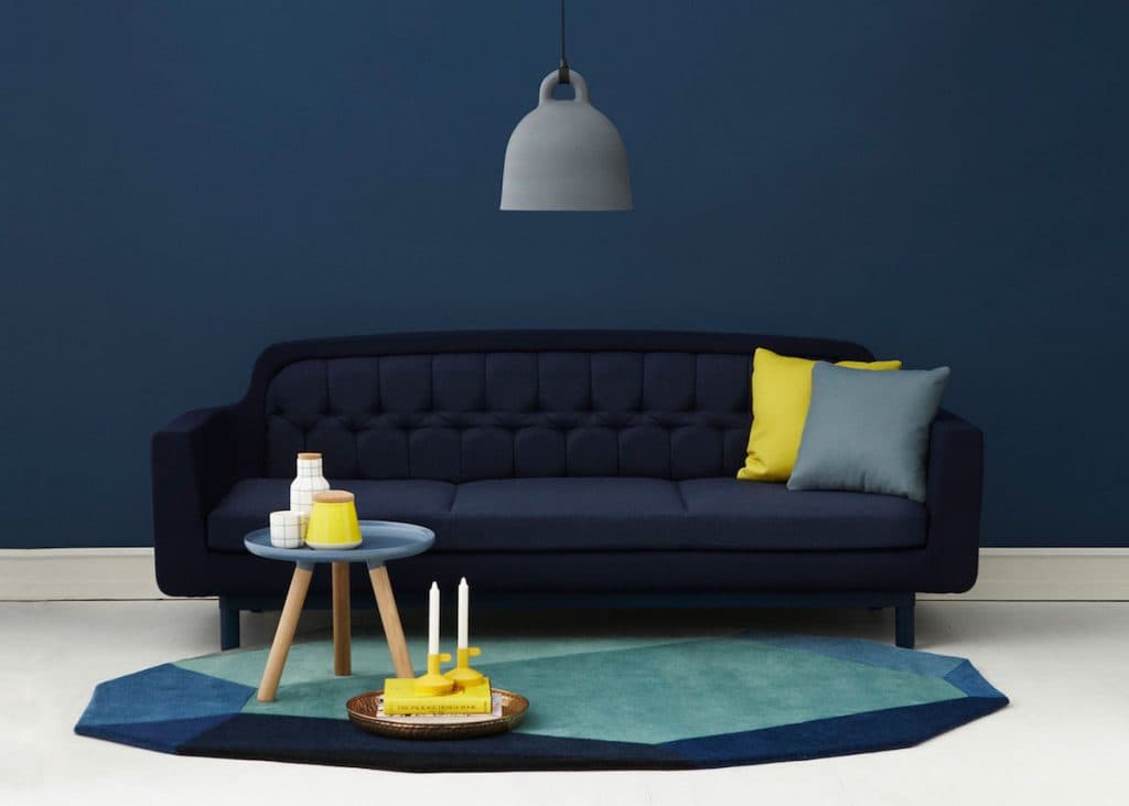 la couleur bleu marine canapé bleu marine sur mur fond bleu foncé