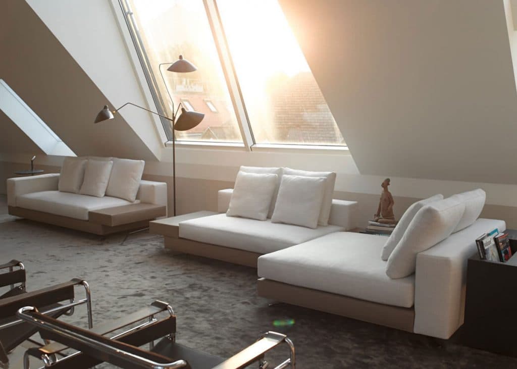 Visite déco : un appartement minimaliste sous les toits