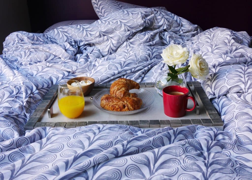 diy recup petit dejeuner lit orange cafe croissant plateau