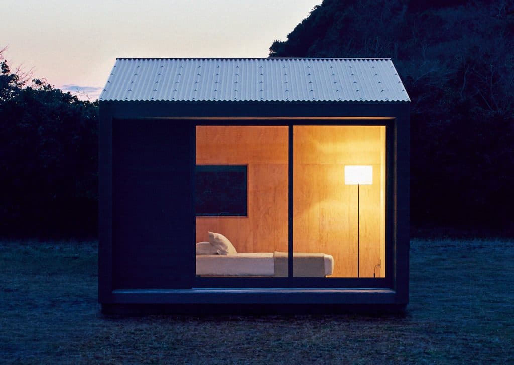 muji hut nuit lit lampe bois lumineux nuit champ montagne insolite original