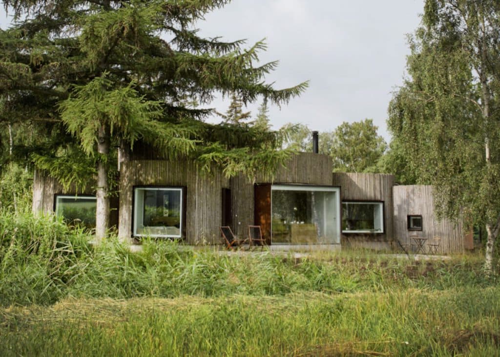 maison cylindrique exterieure cache bois rondins foret vert bois rondins vue sapin ciel