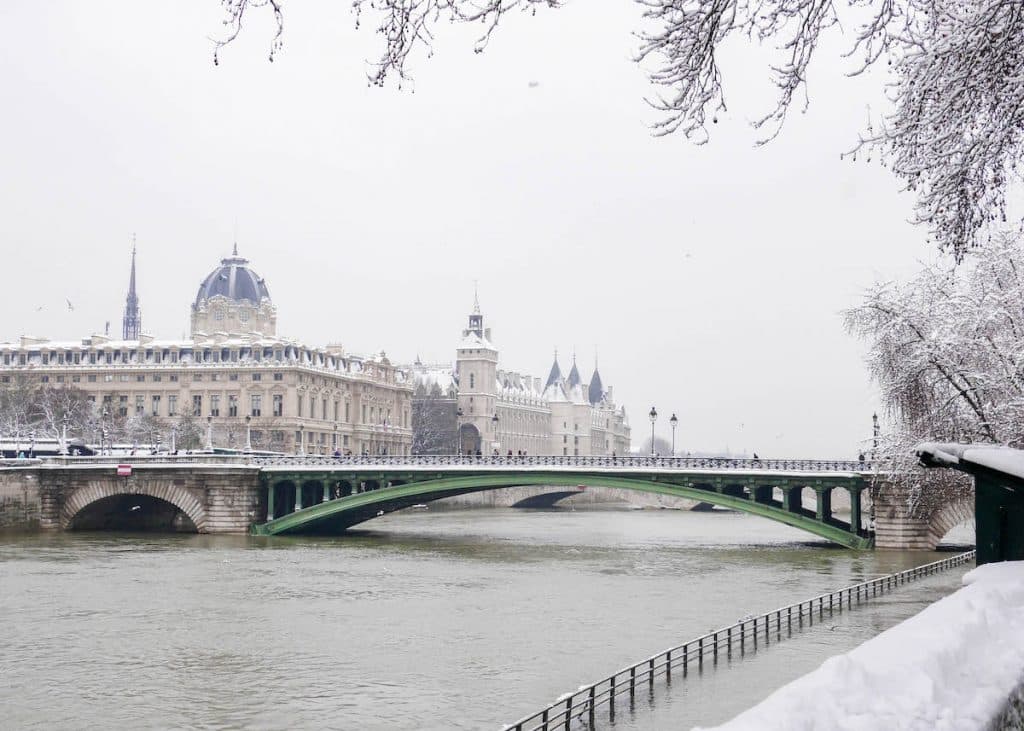 paris sous la neige photo video cover vue seine conciergerie