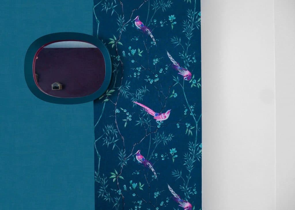 papier peint de l'année 2019 mur de couleur bleu canard peinture oiseaux papier japonisant décoration - clemaroundthecorner - blog déco