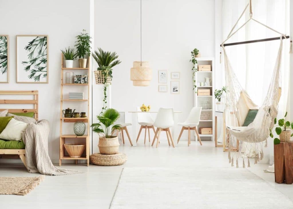 Slow life salon blanc épuré lumineux fauteuil suspendu esprit bohème plante verte clemaroundthecorner