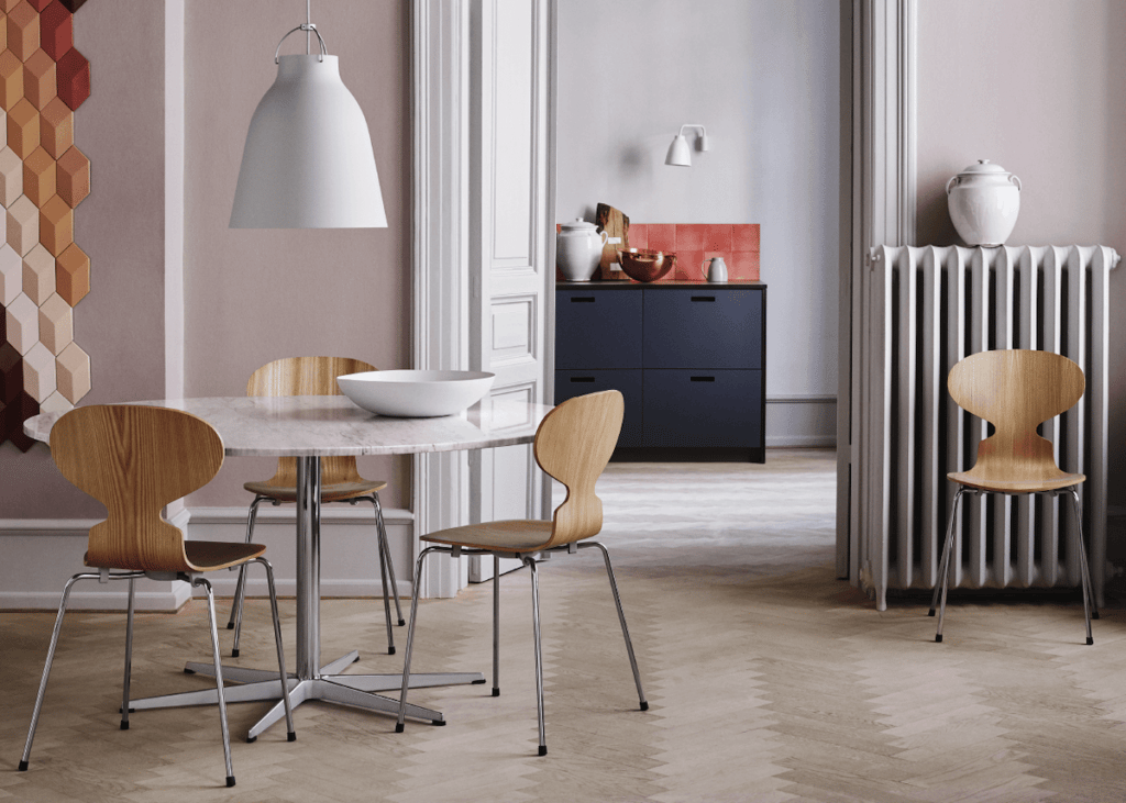 chaise fourmi d'Arne Jacobsen salle à manger parquet appartement design - blog déco - clem around the corner