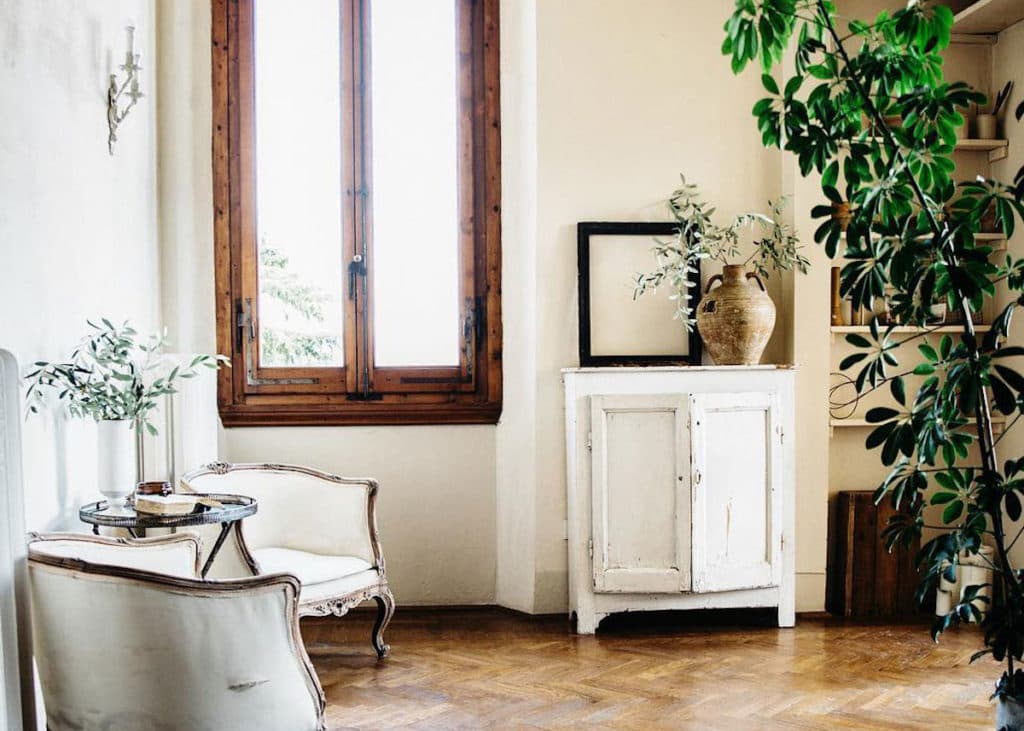 maison style italien fauteuils vintage olivier parquet décoration rustique - blog déco - clem around the corner
