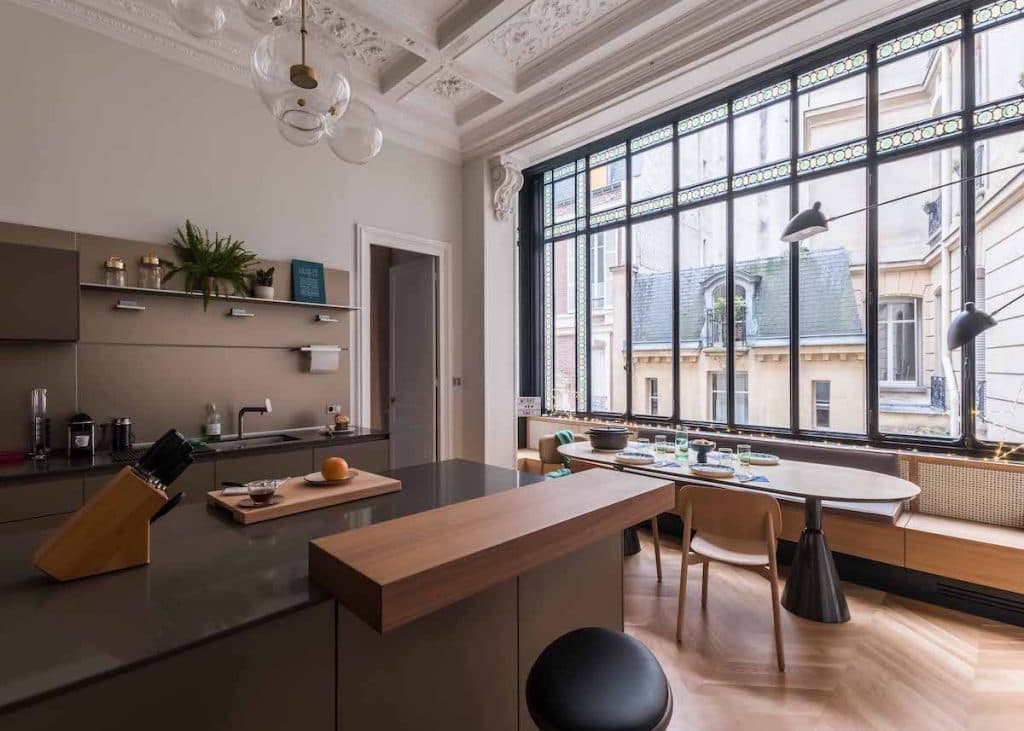 loft haussmannien cuisine spacieuse verrière plan travail gris taupe - blog déco - clem around the corner