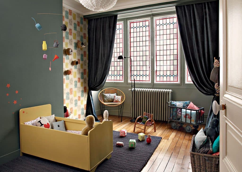 chambre enfant kaki lit jaune bébé vitraux rouge fenêtre - blog déco - clem around the corner