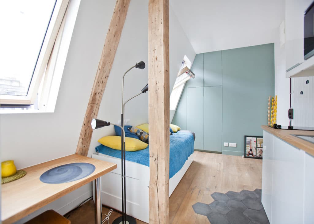 clemaroundthecorner studio étudiant 15m2 vert céladon bois blanc lumineux