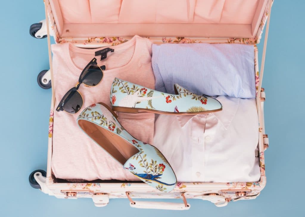 voyage expédition avion valise rose déco fleurie estivale clemaroundthecorner