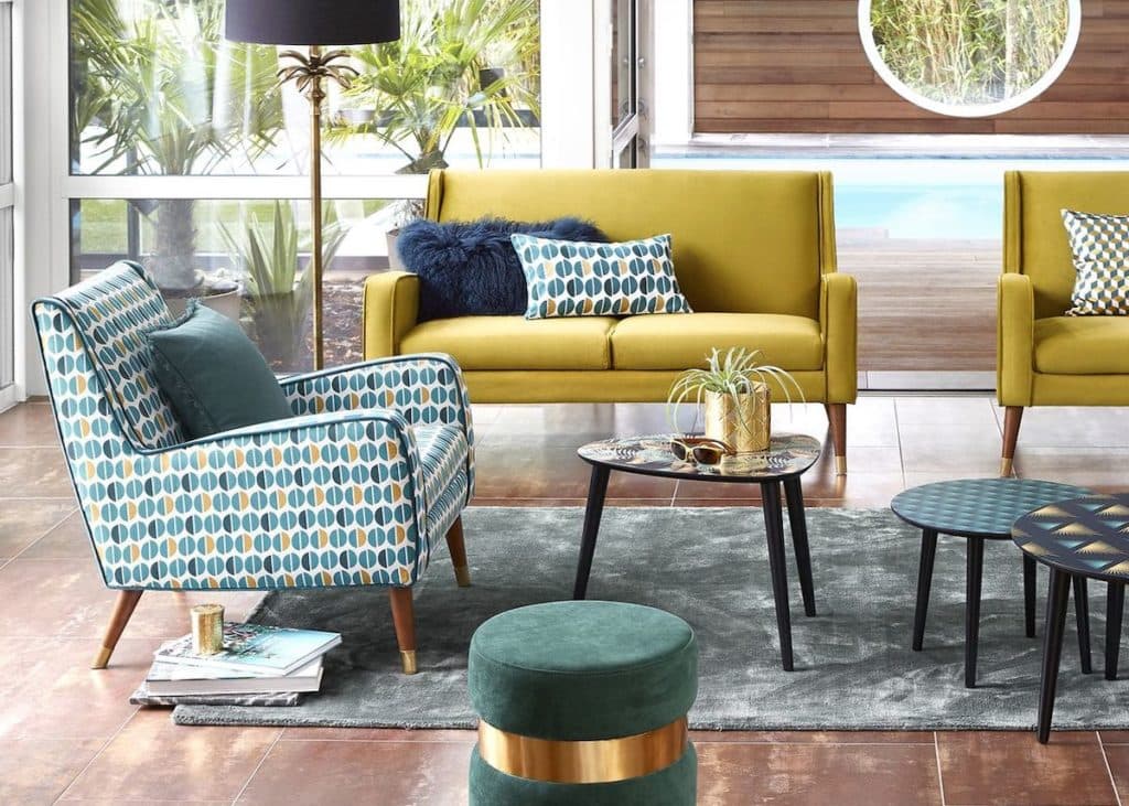 déco été vintage brazil salon jaune bleu géométrique pouf velours laiton
