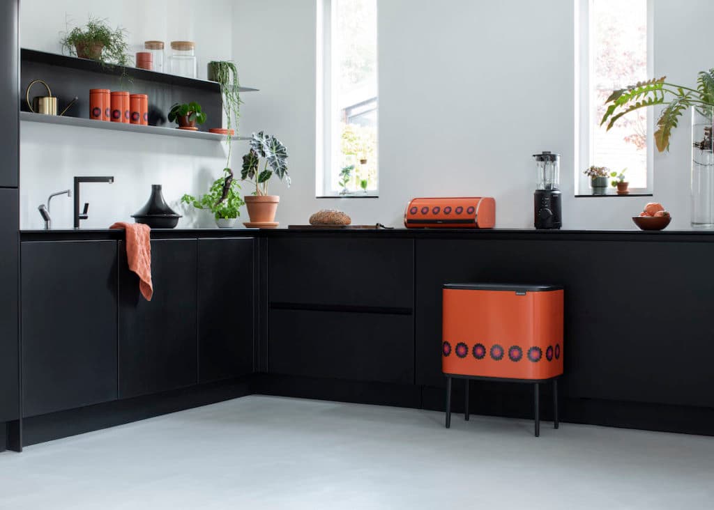 cuisine noir mat ouverte accessoire orange brabantia a 100 ans