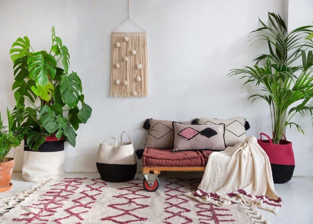 déco tendance tapisserie rouge et blanc salon style bohème clemaroundthecorner
