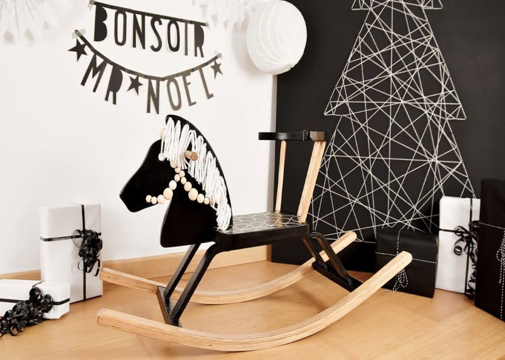pièce noir et blanc jeux bois guirlande