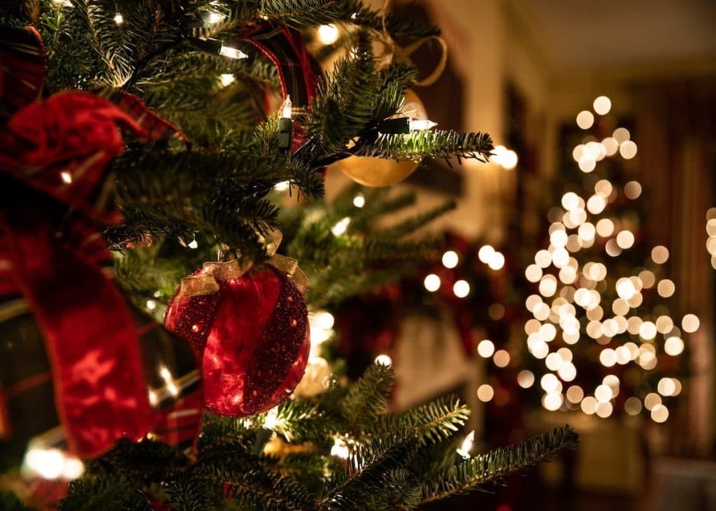 sapin noël artificiel ou naturel guirlande lumineuse boule rouge - blog déco - clematc