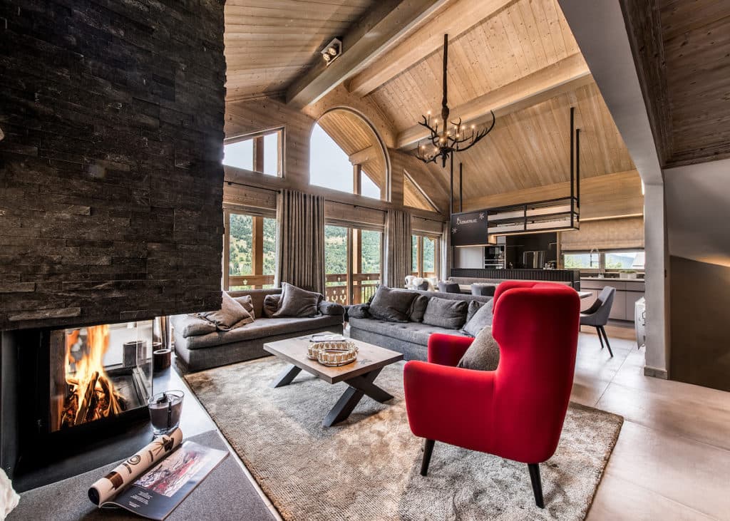 pièce de vie spacieuse chalet montagnard gris rouge bois