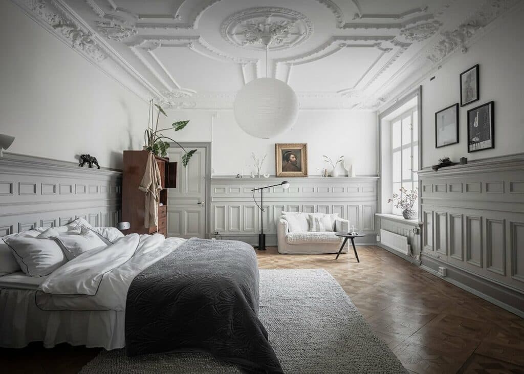 chambre moulure parquet bois tapis gris canapé blanc déco intérieure chic sobre