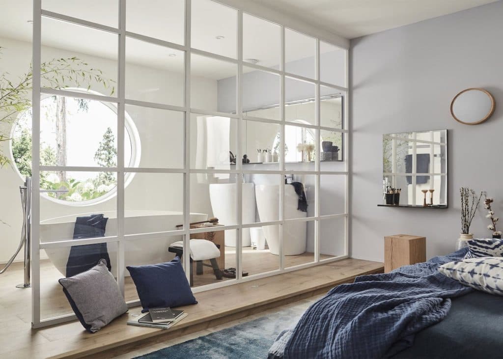 cloison vitre verre cadre blanc chambre salle de bain bois bleu marine
