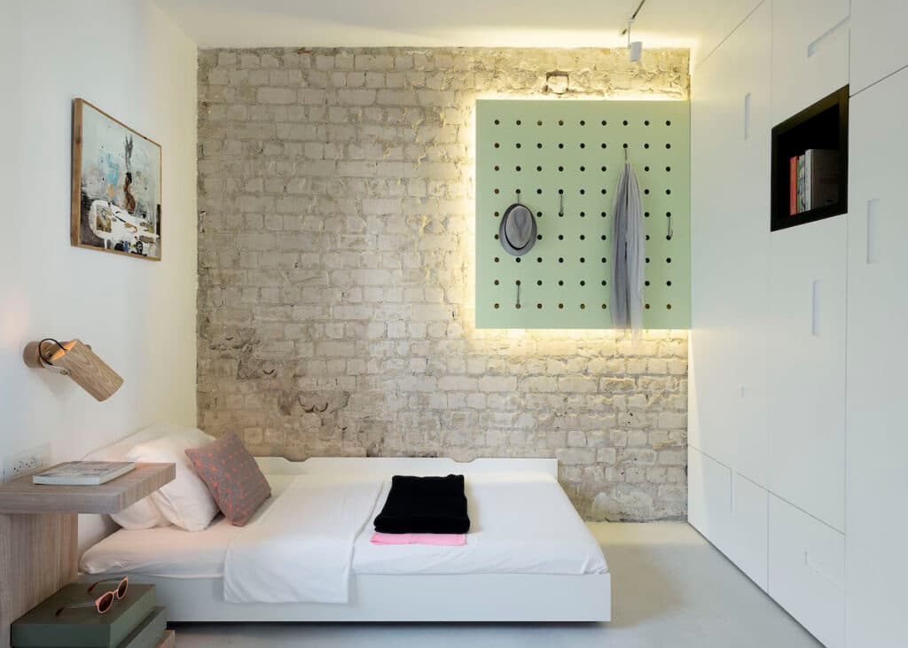 chambre mur en brique cadre lumineux vert pastel lit double
