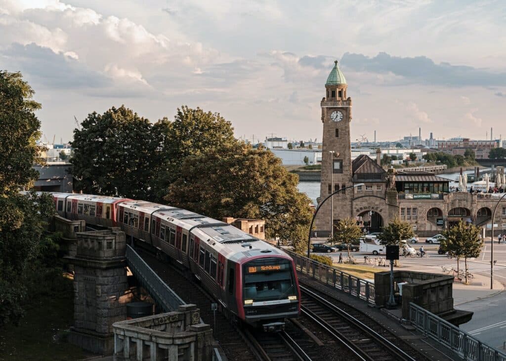 hambourg allemagne train architecture pierres grises toits verts