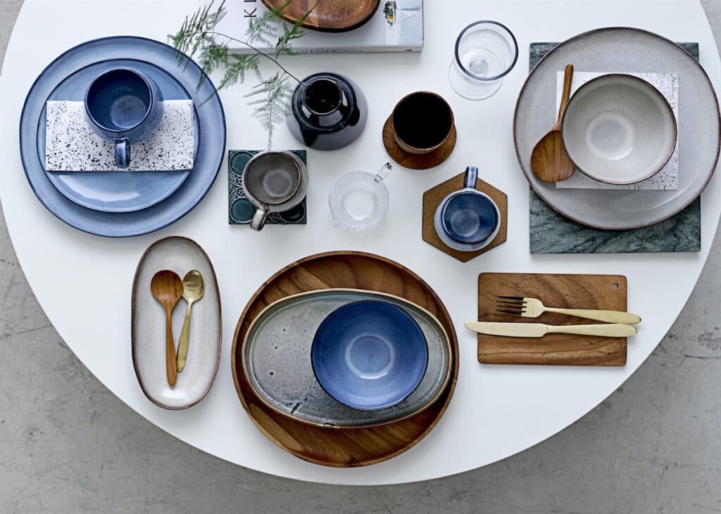 art de table vaisselle en grès bleu blanc bois couvert laiton