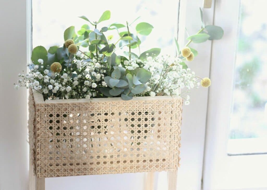 jardinière d intérieur sur pied bois cannage