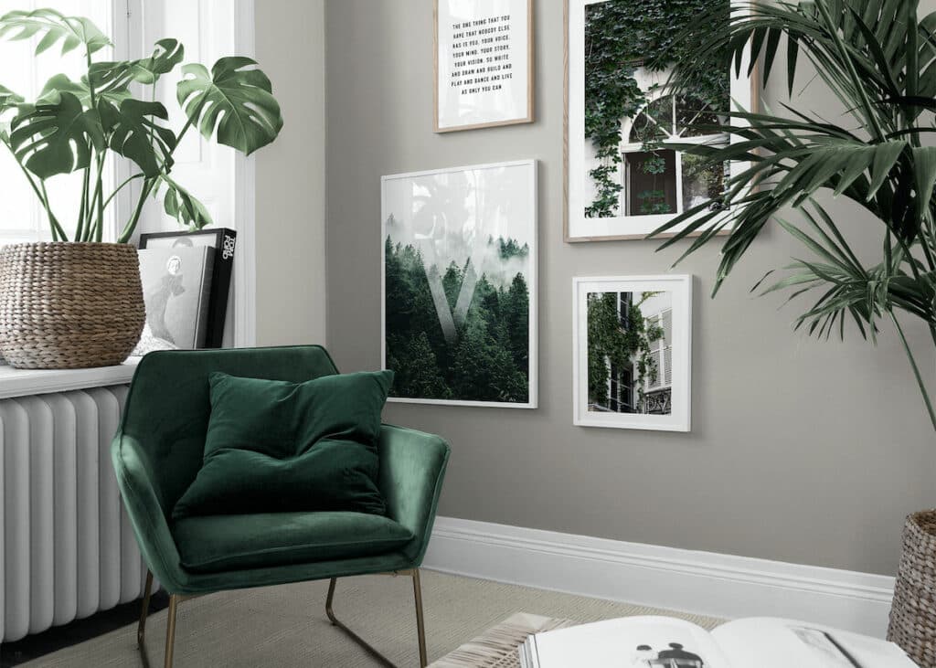 salon urban jungle fauteuil velours pieds laiton mur marron taupe mur de cadres
