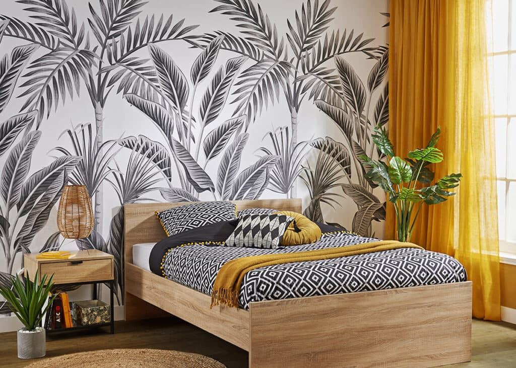 papier peint chambre adulte motif végétal noir et blanc rideau jaune