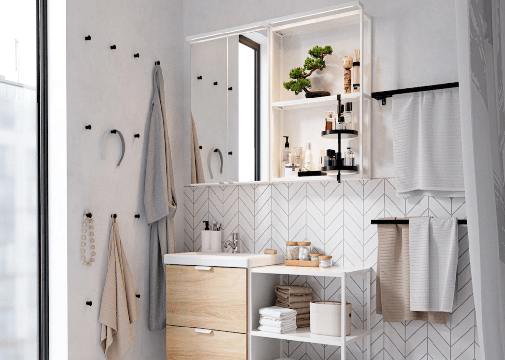 petite salle de bain douche blanche porte vitrée meuble bois
