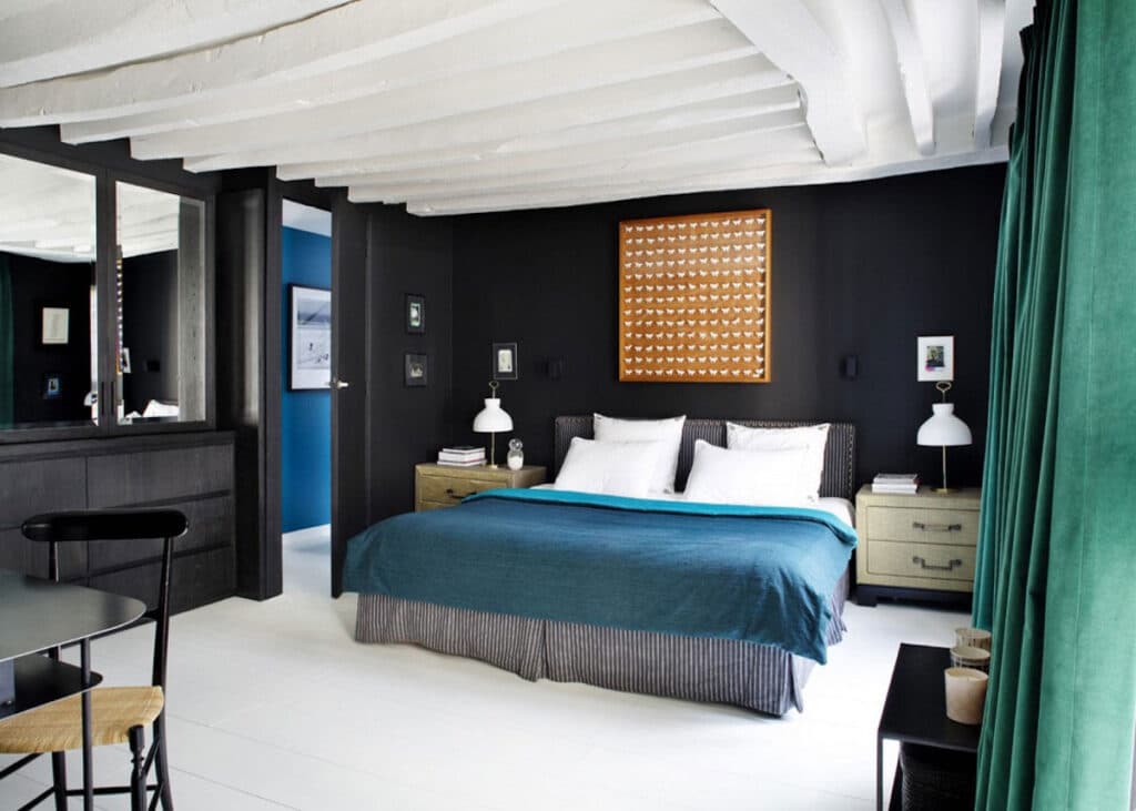 deco bleu canard noir chambre lit double rideau vert