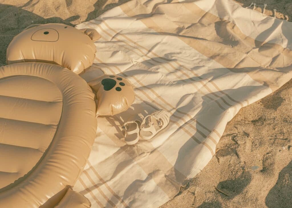 liewood jouet habit vêtement uv plage silicone bébé