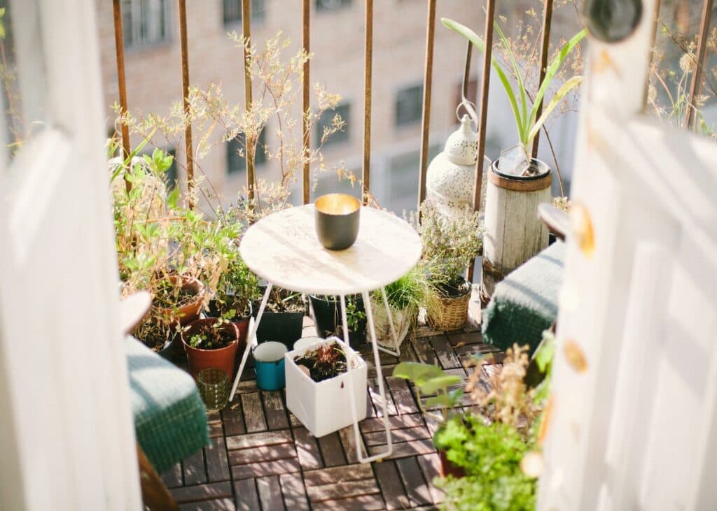 balcon exterieur amenagement en ville table basse ronde