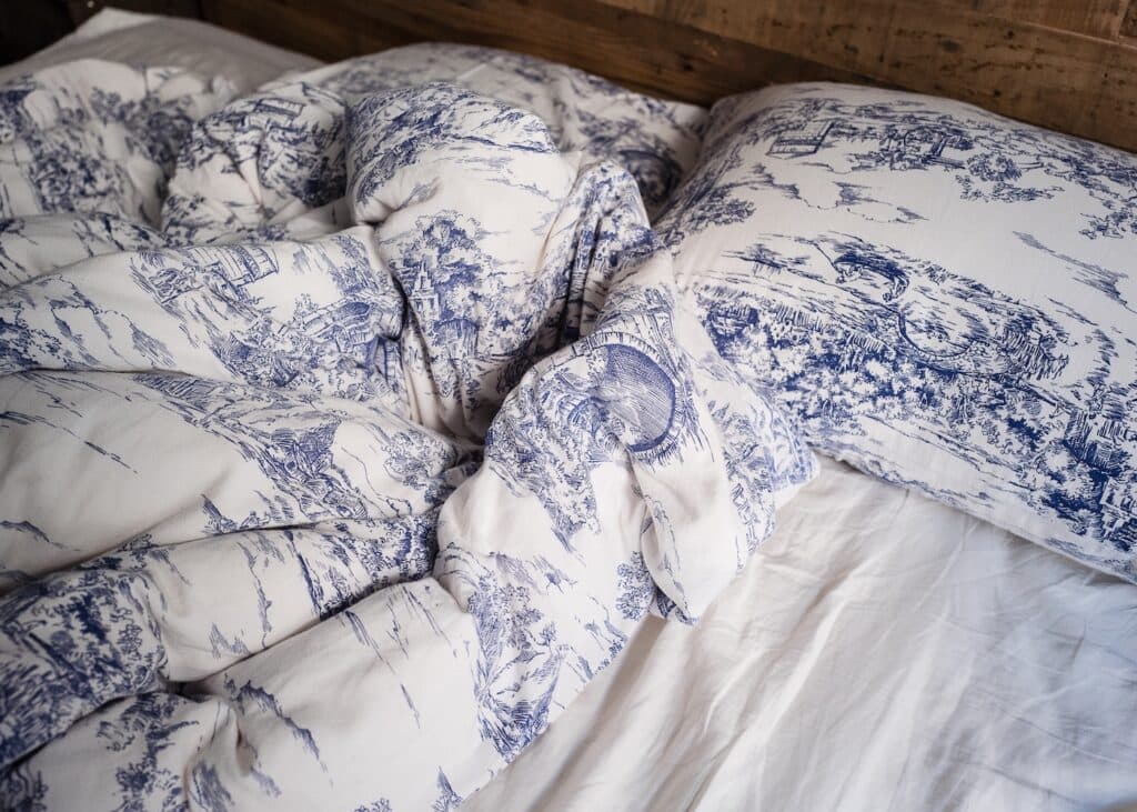 housse couette bleu blanc lit bois deco oceanique