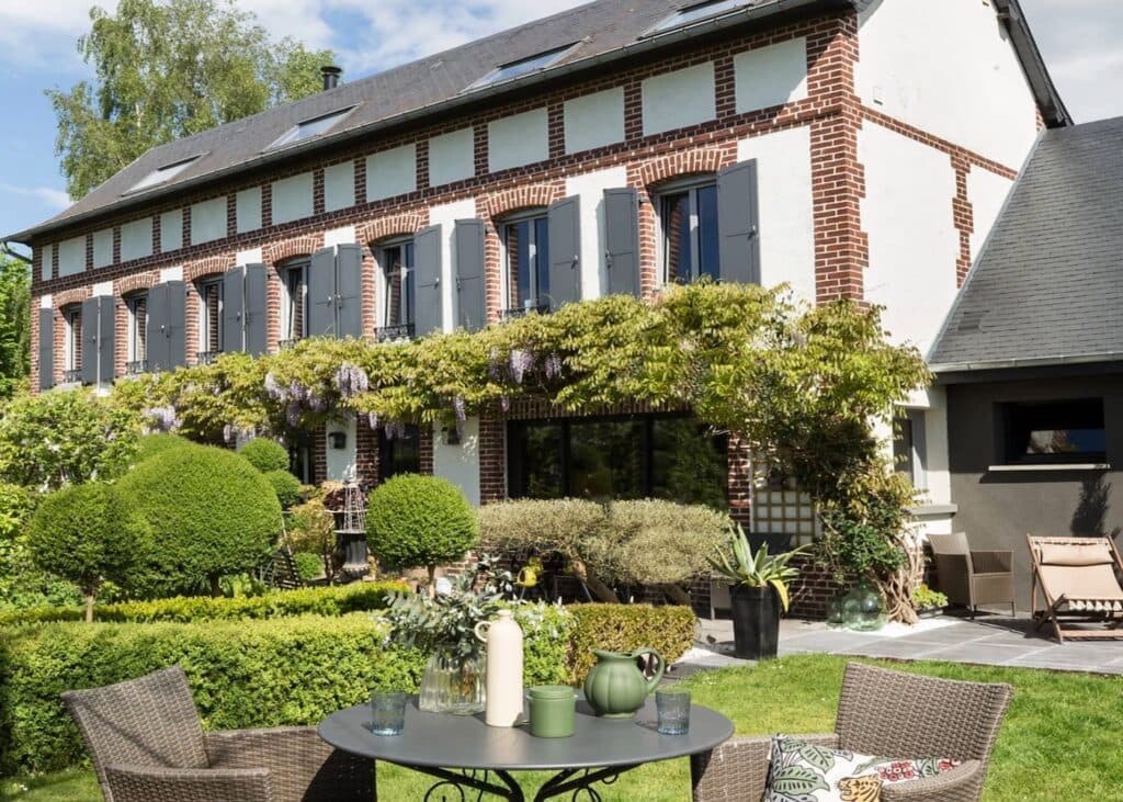 maison normandie brique rouge jardin terrasse amenage
