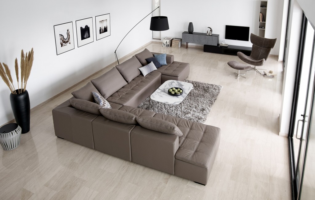 Le salon du film avec Mads Mikkelsen. Boconcept décorateur d'intérieur.