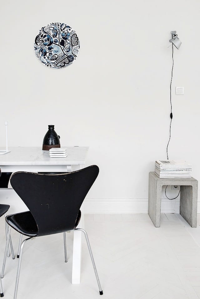 Salle à manger blanche table marbre chaise série 7 Fritz Hansen noire