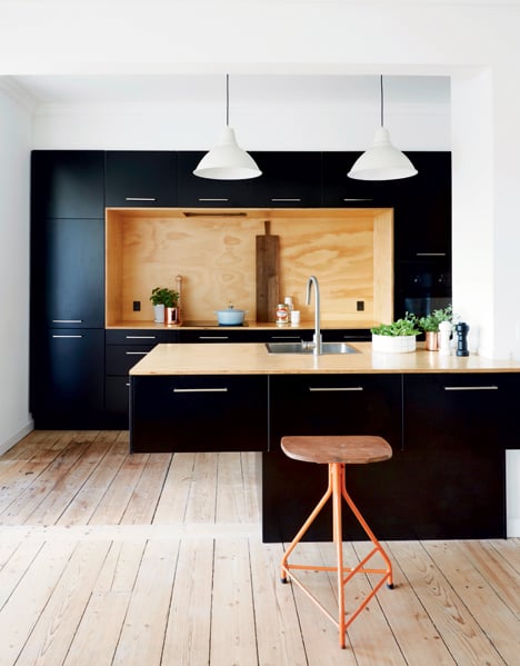 cuisine noir mat panneau bois brut