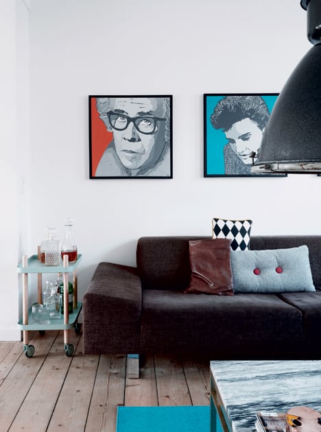 salon retro assortiment coussin dépareillé  portrait elvis Ulrik Foss intérieur