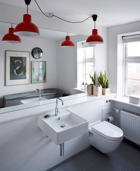 Ulrik Foss salle de bain originale suspension industrielle métal rouge - blog déco - clem around the corner