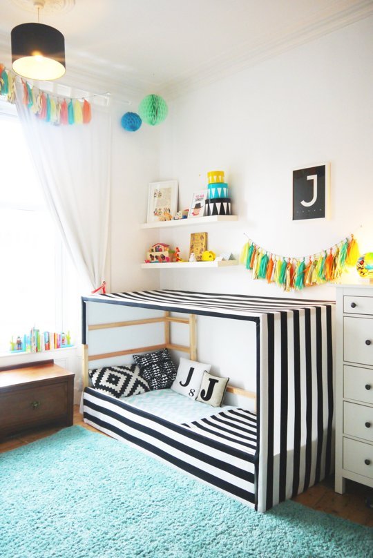 fabriquer un lit cabane pour une chambre montessori au sol déco noir blanche