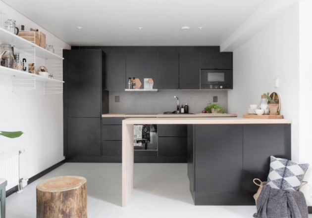 Cuisine noire et blanche intérieur finlandais.