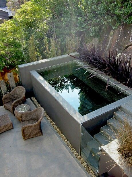 Piscine carrée en béton.
