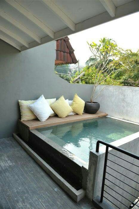 Une mini piscine dans le patio.