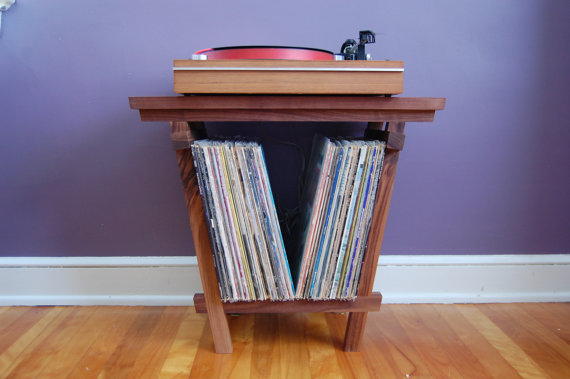 Tourne-disque noyer massif.