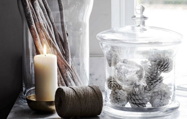 deco de noel naturelle pomme de pin blanche eneigée
