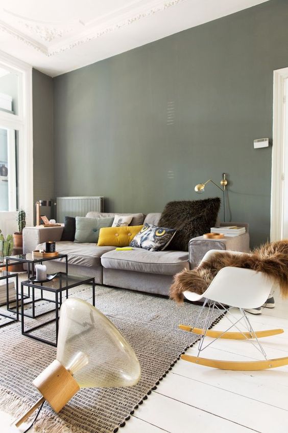 salon mur vert kaki jaune moutarde eames