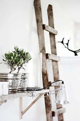 chambre rangement mural table de nuit original en vieille échelle en bois décoration rustique - clem around the corner