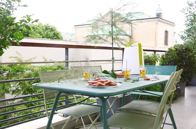 balcon parisien bien décoré et équipé Fermob