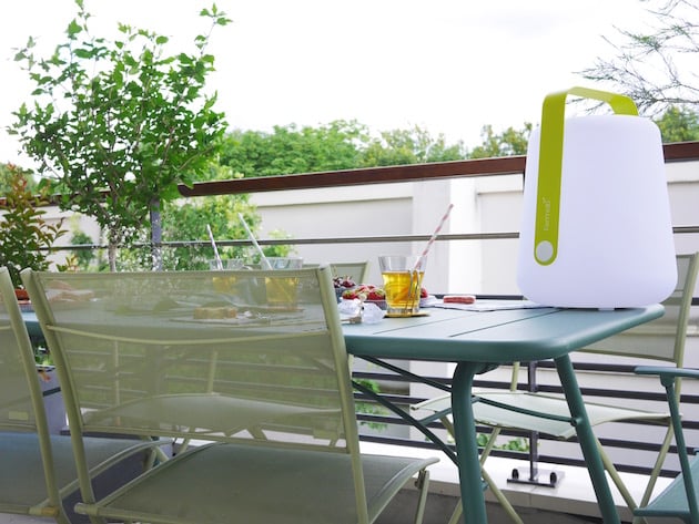 balcon parisien bien décoré et équipé Fermob